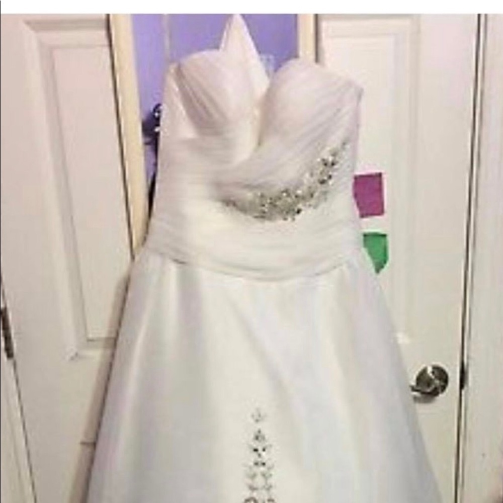 Wedding dress. - Picture 2 of 4